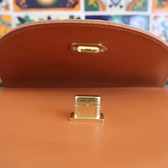 Clare V. Elodie in Cuoio - Picture 13 of 15